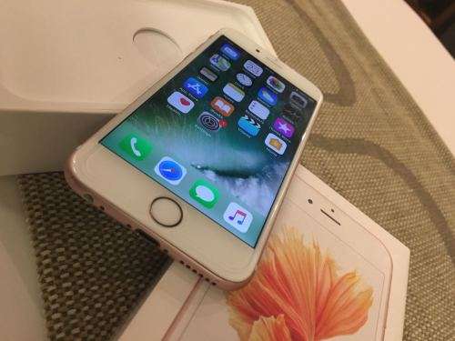 iPhone 6S Rose Gold (64GB capacity) *EXCELLENT CONDITION * 9/10, comes with BOX and charger