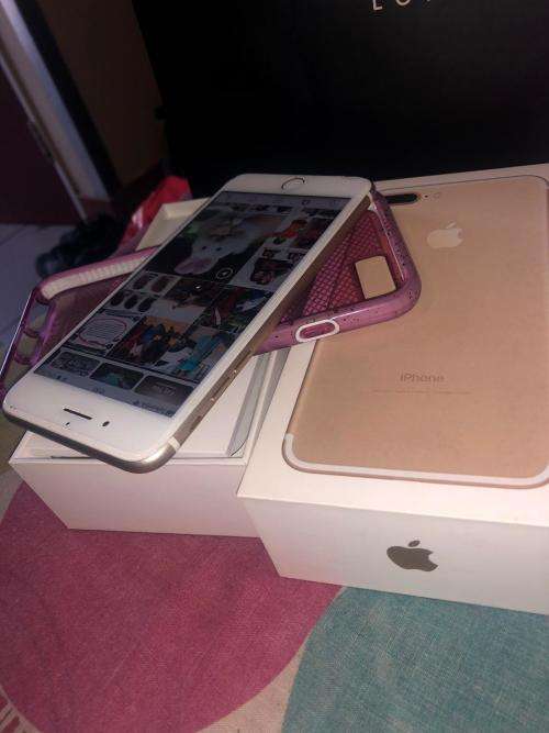 iPhone 7 Plus Gold (128 GB capacity) *ALMOST BRAND NEW* with box & all accessories