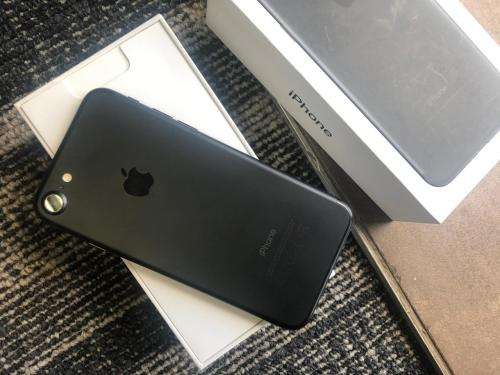 iPhone 7 Matte Black(128GB capacity) *PRESTINE CONDITION * 9/10, comes with box and all accessories