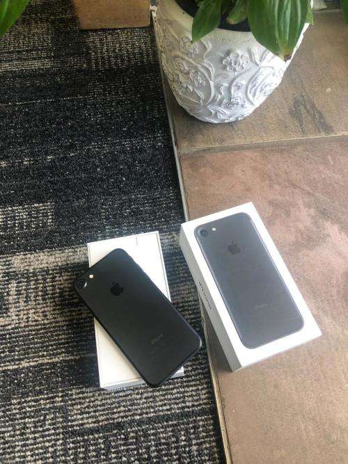 iPhone 7 Matte Black(128GB capacity) *PRESTINE CONDITION * 9/10, comes with box and all accessories