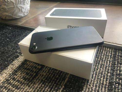 iPhone 7 Matte Black(128GB capacity) *PRESTINE CONDITION * 9/10, comes with box and all accessories