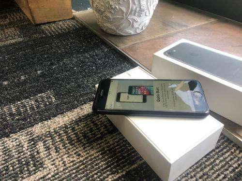 iPhone 7 Matte Black(128GB capacity) *PRESTINE CONDITION * 9/10, comes with box and all accessories