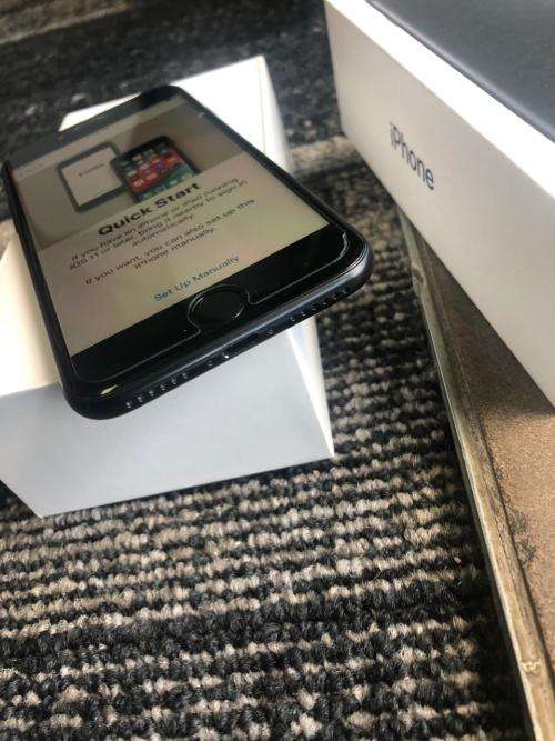 iPhone 7 Matte Black(128GB capacity) *PRESTINE CONDITION * 9/10, comes with box and all accessories
