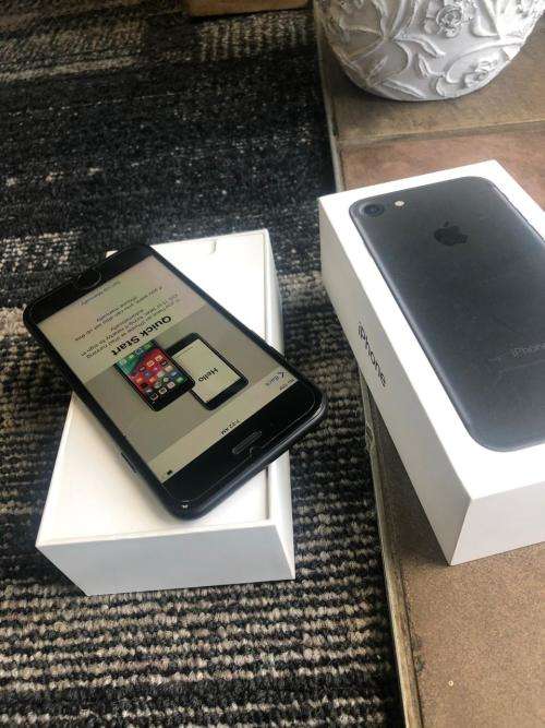 iPhone 7 Matte Black(128GB capacity) *PRESTINE CONDITION * 9/10, comes with box and all accessories
