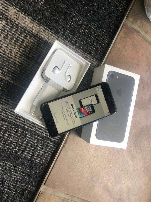 iPhone 7 Matte Black(128GB capacity) *PRESTINE CONDITION * 9/10, comes with box and all accessories