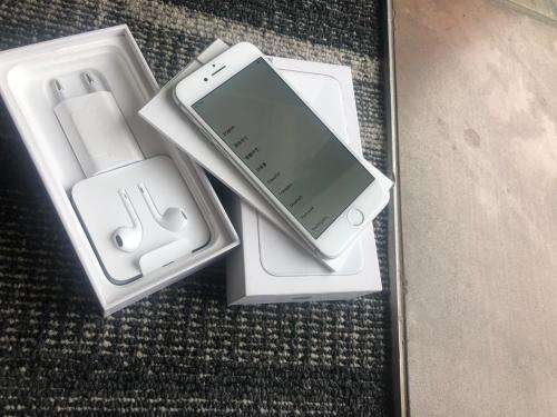 iPhone 8 Silver (64GB capacity) *LOOKS BRAND NEW * 10/10, comes with box and all accessories