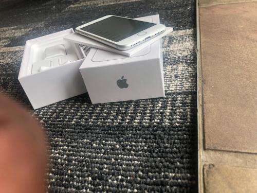 iPhone 8 Silver (64GB capacity) *LOOKS BRAND NEW * 10/10, comes with box and all accessories