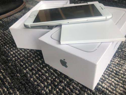 iPhone 8 Silver (64GB capacity) *LOOKS BRAND NEW * 10/10, comes with box and all accessories