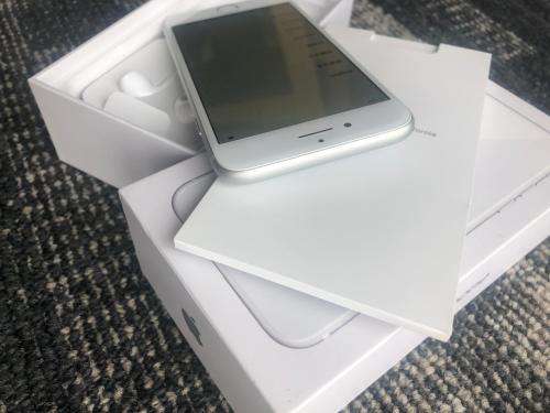 iPhone 8 Silver (64GB capacity) *LOOKS BRAND NEW * 10/10, comes with box and all accessories