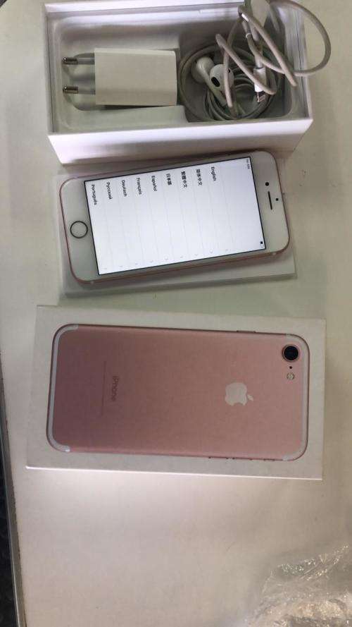 iPhone 7 Rose Gold (128GB capacity) *PRESTINE CONDITION * 9/10, comes with box and all accessories