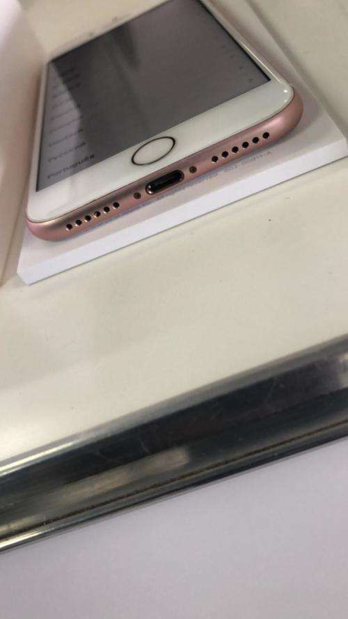 iPhone 7 Rose Gold (128GB capacity) *PRESTINE CONDITION * 9/10, comes with box and all accessories