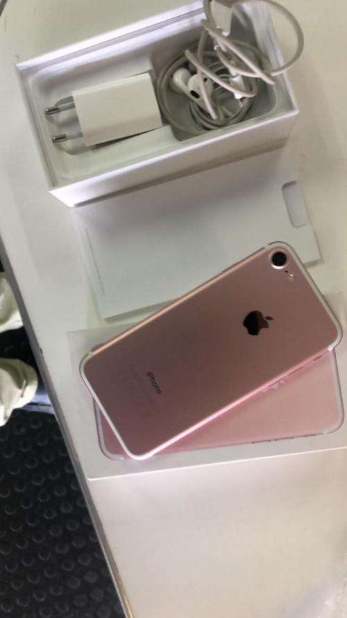 iPhone 7 Rose Gold (128GB capacity) *PRESTINE CONDITION * 9/10, comes with box and all accessories