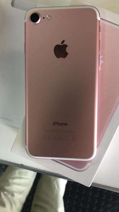 iPhone 7 Rose Gold (128GB capacity) *PRESTINE CONDITION * 9/10, comes with box and all accessories