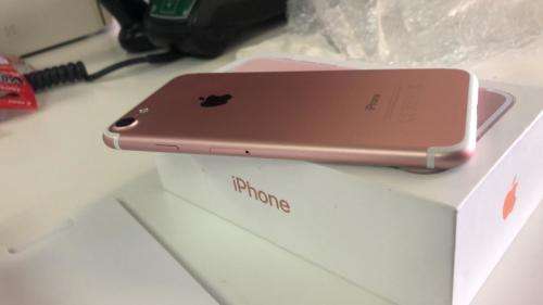 iPhone 7 Rose Gold (128GB capacity) *PRESTINE CONDITION * 9/10, comes with box and all accessories