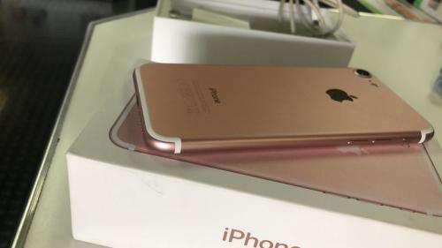iPhone 7 Rose Gold (128GB capacity) *PRESTINE CONDITION * 9/10, comes with box and all accessories