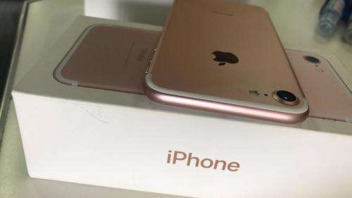 iPhone 7 Rose Gold (128GB capacity) *PRESTINE CONDITION * 9/10, comes with box and all accessories