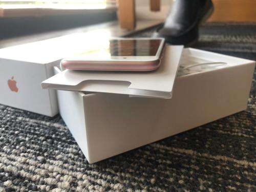 iPhone 7 Rose Gold (32GB capacity) *GREAT CONDITION * , comes with box and all accessories