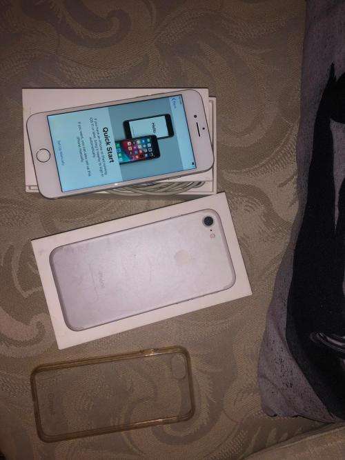 iPhone 7 Silver (32GB capacity) *EXCELLENT CONDITION * , comes with box and accessories