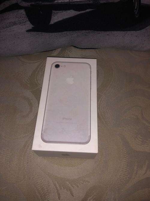iPhone 7 Silver (32GB capacity) *EXCELLENT CONDITION * , comes with box and accessories