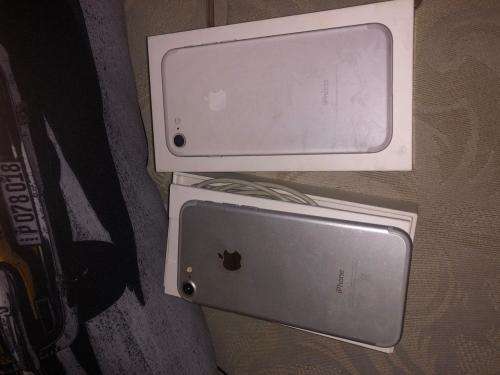 iPhone 7 Silver (32GB capacity) *EXCELLENT CONDITION * , comes with box and accessories