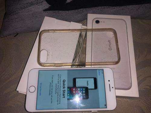 iPhone 7 Silver (32GB capacity) *EXCELLENT CONDITION * , comes with box and accessories
