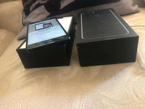 iPhone 7 Plus Jet Black,128GB *EXCELLENT CONDITION * 8/10, comes with box & ACCESSORIES