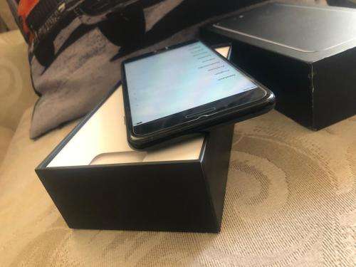 iPhone 7 Plus Jet Black,128GB *EXCELLENT CONDITION * 8/10, comes with box & ACCESSORIES