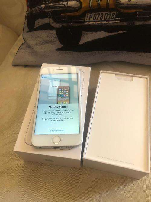 iPhone 6S Silver(32GB capacity) *LOOKS BRAND NEW * 10/10, comes with box and accessories