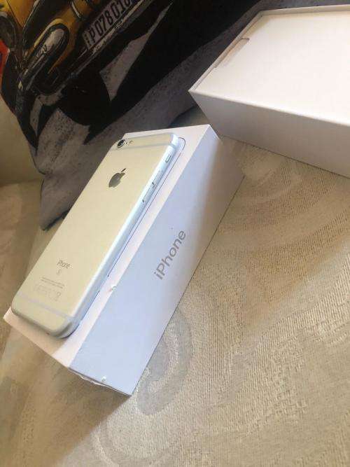 iPhone 6S Silver(32GB capacity) *LOOKS BRAND NEW * 10/10, comes with box and accessories