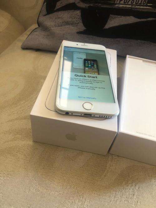 iPhone 6S Silver(32GB capacity) *LOOKS BRAND NEW * 10/10, comes with box and accessories