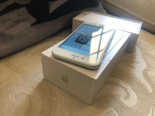 iPhone 6S Silver(32GB capacity) *LOOKS BRAND NEW * 10/10, comes with box and accessories