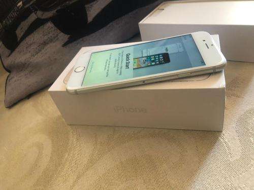 iPhone 6S Silver(32GB capacity) *LOOKS BRAND NEW * 10/10, comes with box and accessories