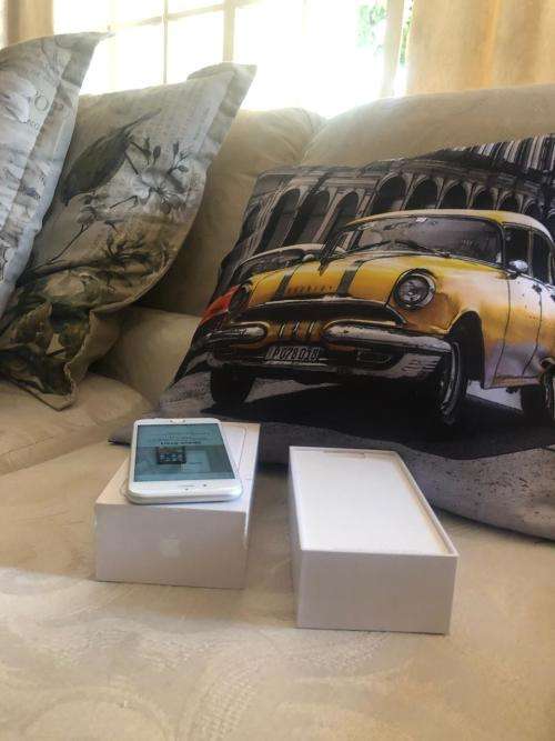 iPhone 6S Silver(32GB capacity) *LOOKS BRAND NEW * 10/10, comes with box and accessories