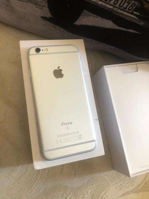 iPhone 6S Silver(32GB capacity) *LOOKS BRAND NEW * 10/10, comes with box and accessories