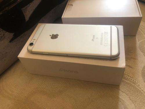 iPhone 6S Silver(32GB capacity) *LOOKS BRAND NEW * 10/10, comes with box and accessories