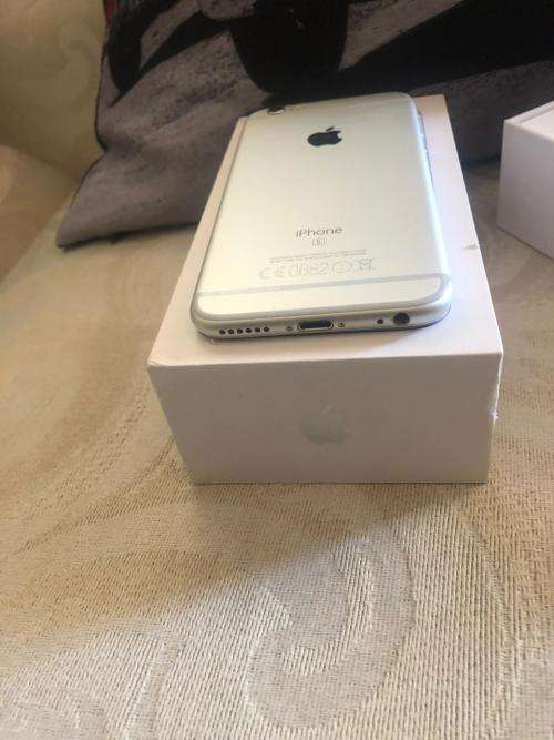 iPhone 6S Silver(32GB capacity) *LOOKS BRAND NEW * 10/10, comes with box and accessories