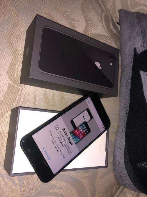 iPhone 8 Space Grey(64GB capacity) *LOOKS BRAND NEW *, comes with box and accessories