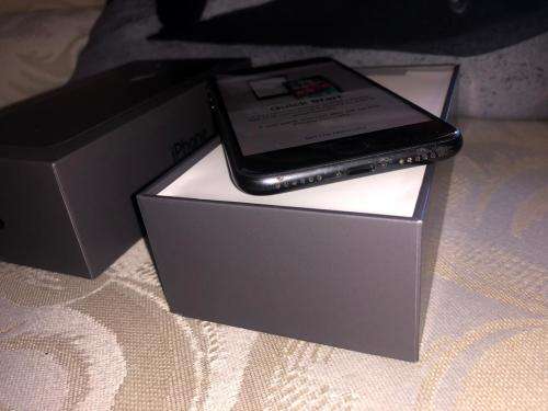 iPhone 8 Space Grey(64GB capacity) *LOOKS BRAND NEW *, comes with box and accessories