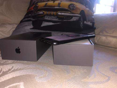 iPhone 8 Space Grey(64GB capacity) *LOOKS BRAND NEW *, comes with box and accessories