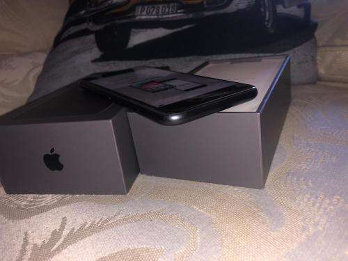 iPhone 8 Space Grey(64GB capacity) *LOOKS BRAND NEW *, comes with box and accessories