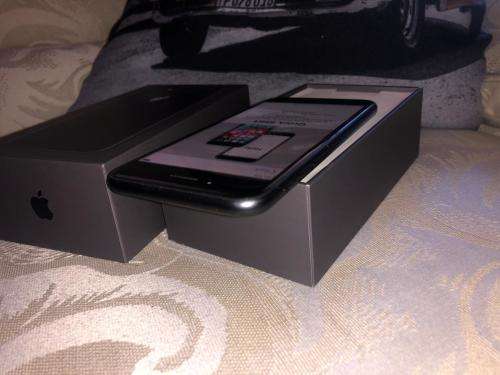 iPhone 8 Space Grey(64GB capacity) *LOOKS BRAND NEW *, comes with box and accessories