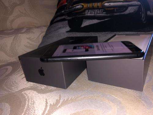 iPhone 8 Space Grey(64GB capacity) *LOOKS BRAND NEW *, comes with box and accessories