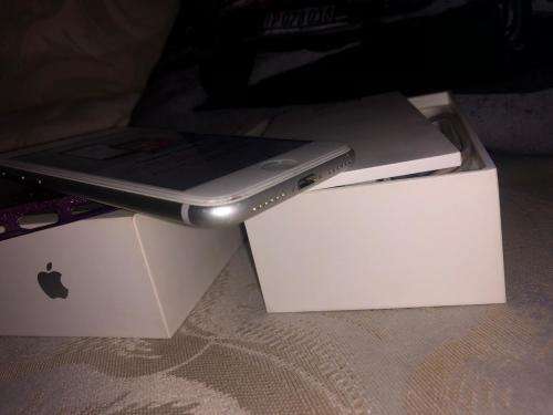 iPhone 7 Silver (32GB capacity) *GREAT CONDITION * , comes with box and all accessories