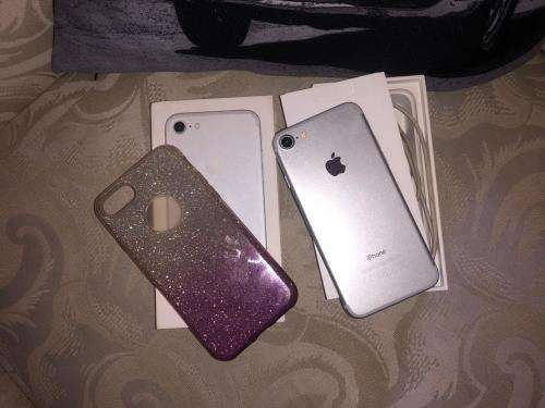 iPhone 7 Silver (32GB capacity) *GREAT CONDITION * , comes with box and all accessories