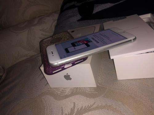 iPhone 7 Silver (32GB capacity) *GREAT CONDITION * , comes with box and all accessories