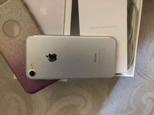 iPhone 7 Silver (32GB capacity) *GREAT CONDITION * , comes with box and all accessories
