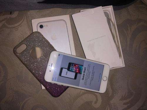iPhone 7 Silver (32GB capacity) *GREAT CONDITION * , comes with box and all accessories