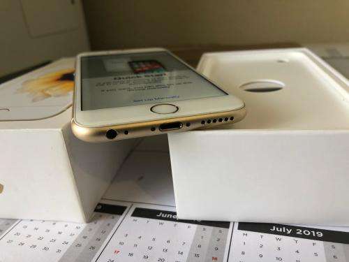 iPhone 6S Gold (64GB capacity) *IN EXCELLENT CONDITION* , comes with box and accessories