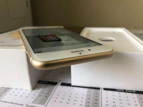 iPhone 6S Gold (64GB capacity) *IN EXCELLENT CONDITION* , comes with box and accessories