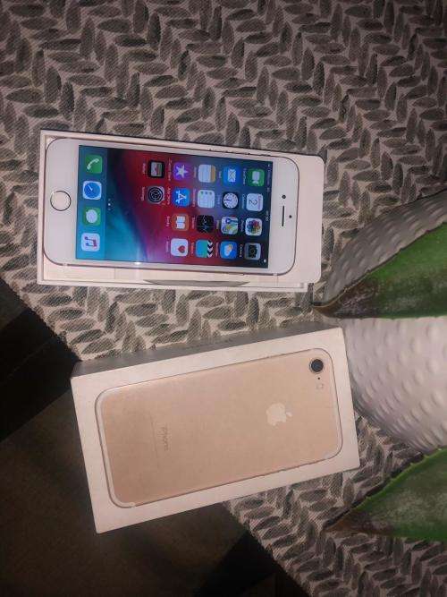 iPhone 7 Rose Gold (128GB capacity) *EXCELLENT CONDITION * , comes with box and accessories